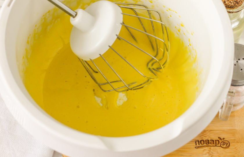 1. Этап. Соус Айоли от Джейми Оливера: Как только это произойдет, тонкой струйкой начните вливать растительное масло без запаха, не прекращая взбивать. Если у вас на кухне нет такой техники, воспользуйтесь глубокой миской, которую нужно поместить на паровую баню, и венчиком.
