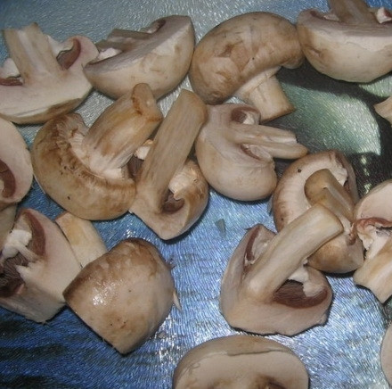 1. Этап. Постный плов с грибами: Грибочки покрупнее нарежем на четвертушки, экземпляры поменьше - напополам.