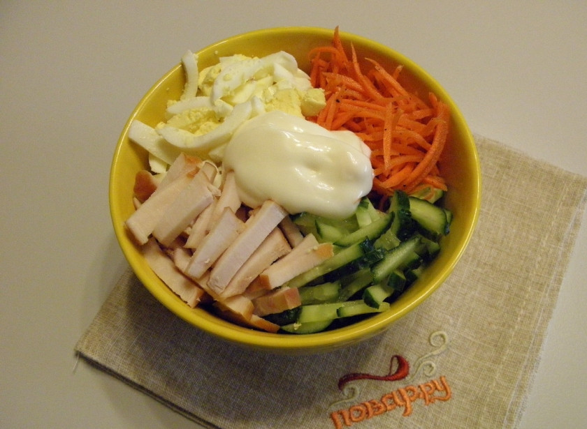 1. Этап. Салат с копченой курицей и корейской морковью: Соедините все ингредиенты салата, заправьте майонезом.