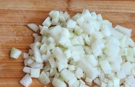 1. Этап. Брокколи с курицей в сырно-сливочном соусе: Лук почистить, помыть, нарезать кубиками.