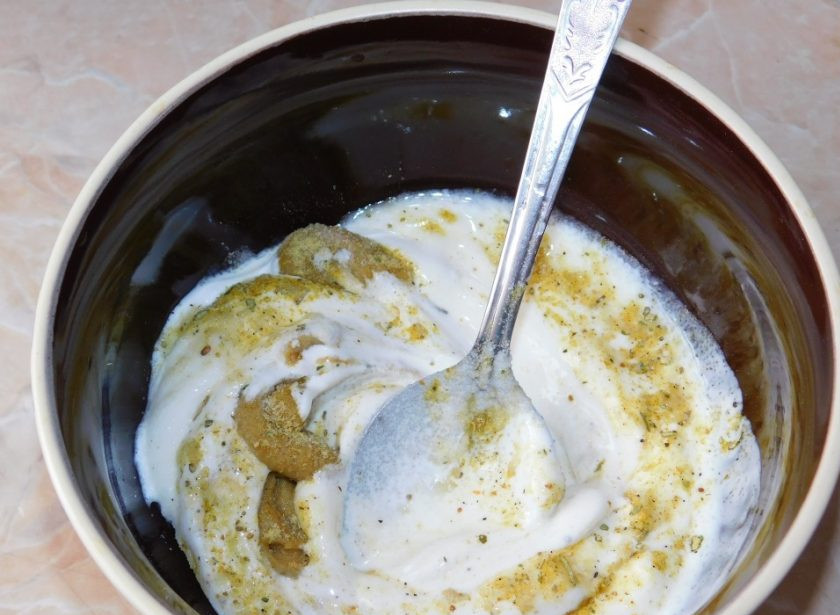 1. Этап. Рыба с овощами под сыром: В отдельной миске смешайте сметану, горчицу, соль и специи для рыбы.