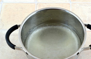 1. Этап. Торт Клипарт: Желатин залейте 100 мл воды, оставьте набухать 10 минут.