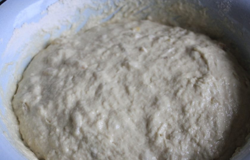 1. Этап. Домашний хлеб с луком: 4. К муке добавляем поднявшиеся дрожжи, остывший лук, яйцо, сметану, растительное масло (2 ст. л.), сахар (если не сделали этого раньше). Все хорошо перемешиваем. Если тесто кажется Вам слишком жидким, то можете добавить еще муки. Но оно не должно быть сильно тугим, т. е. не стоит сильно 