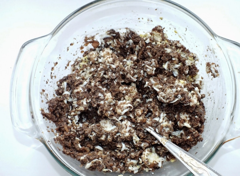 1. Этап. Тарталетки с шампиньонами: Перемешайте затем грибы и лук с яйцами и сыром. Добавьте пару столовых ложек майонеза.