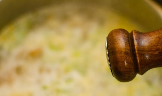 1. Этап. Суп из риса: 6. Добавьте соль и специи по вкусу.