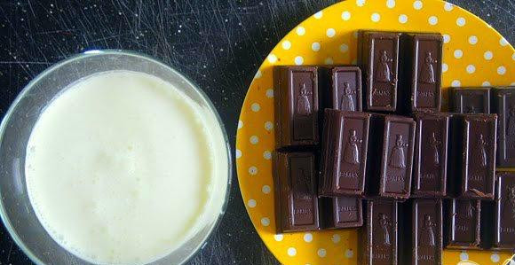 1. Этап. Шоколадный торт Черный лес: 4. Пока торт остывает, приготовить шоколадную глазурь. Растопить шоколад на водяной бане. В кастрюльке довести сливки до небольшого кипения и сразу же влить в шоколад. Перемешивать венчиком, пока шоколад полностью не расплавится.