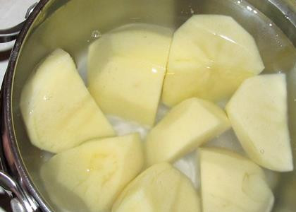 1. Этап. Салат с колбасой и яйцами: Картофель очищаем и отвариваем.