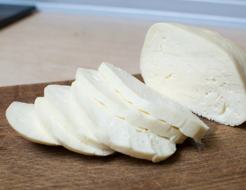 1. Этап. Брокколи с моцареллой: Нарезаем моцареллу цельными кружками. Не важно, крупно или мелко вы порежете сыр. Он все равно запечется и расплавится. Закладываем брокколи в жаропрочную посуду. Выливаем туда яично-молочную смесь, посыпаем зеленью, а сверху выкладываем моцареллу.