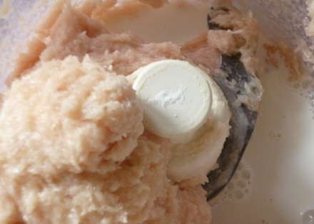 1. Этап. Домашняя вареная колбаса из курицы: 1. Для приготовления колбасы нам понадобится блендер или кухонный комбайн. Я обычно беру не только мясо птицы, но добавляю еще немного свинины - но это по вашему вкусу. Итак, измельчаем мясо до состояния пюре.