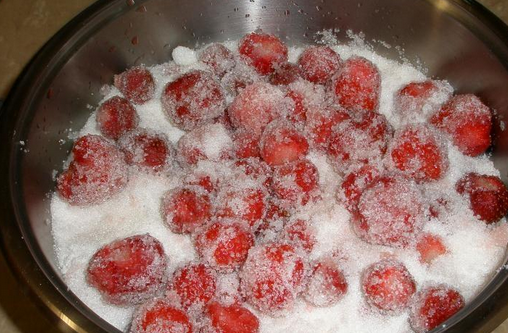 1. Этап. Клубничное варенье на зиму: Пересыпаем клубнику сахаром и оставляем на сутки, чтобы она пустила сок. Температура комнатная.