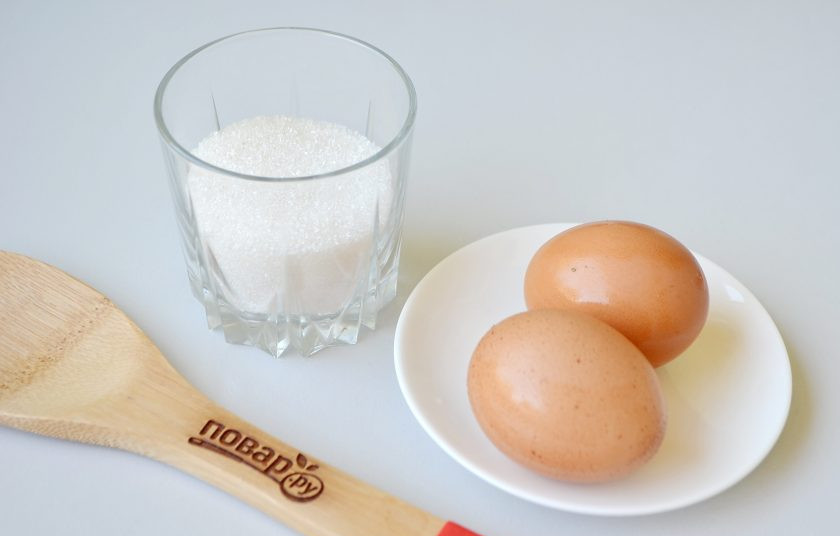 1. Этап. Меренги-сердечки с мороженым: 1. Подготовьте продукты сначала для приготовления меренги. Отделите желтки от белков.