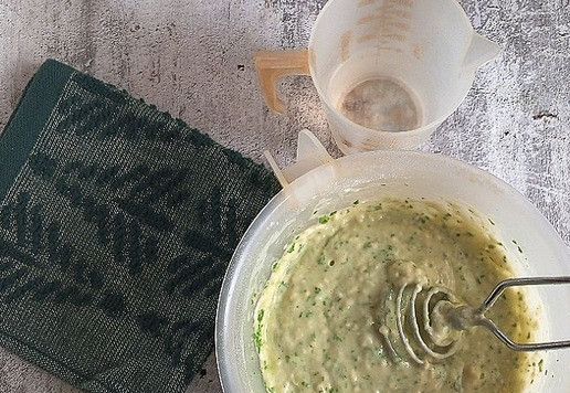 1. Этап. Шпинатные блинные треугольники с ветчиной: В посуду наливаем кефир, добавляем сахар и разрыхлитель, венчиком соединяем и ждём реакцию на кислую среду. Выкладываем шпинат измельчённый с яйцами, соединяем. Добавляем муку по ложке. Положите немного соли. Соединяем. Тесто густое. Готовим кипяток.