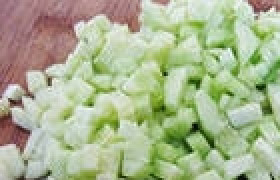 1. Этап. Холодник на кефире: Огурец порезать кубиками.