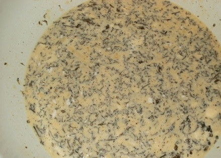 1. Этап. Запеканка из цветной капусты в духовке: Теперь добавим воду , измельченный укроп и чуть больше половины натертого сыра. И размешиваем все до однородности.