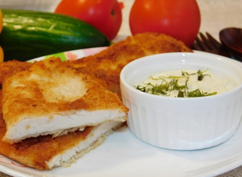 1. Этап. Куриный шницель с соусом: Подавайте соус с горячим шницелем. Приятного аппетита!