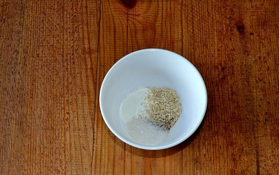 1. Этап. Курица по-китайски с баклажанами: Для приготовления соуса соедините сахар, крахмал, кунжут и перец.