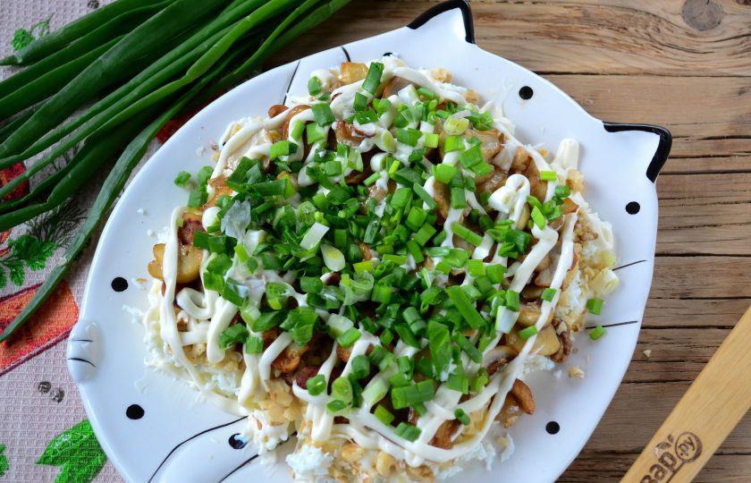 1. Этап. Салат Желтая собака: Далее выложите мелко нарезанный зеленый лук и покройте майонезом.