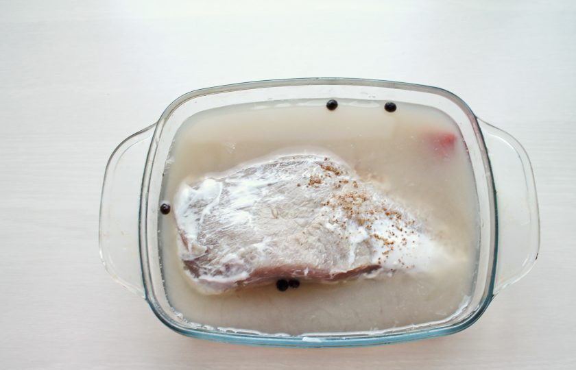 1. Этап. Буженина с яблоками: Извлеките мясо из кефира, оботрите и переложите в чистую посуду. Залейте свинину остывшим маринадом и оставьте на 12 часов, перевернув несколько раз.