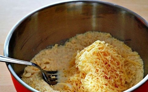 1. Этап. Булочки с сыром и чесноком: Высыпаем в глубокую миску муку, сахар, соль, разрыхлитель и разрезанное на кубики масло. Теперь перемешиваем все и вливаем в миску молоко. В последнюю очередь необходимо добавить тертый сыр и измельченный чеснок (в оригинале рецепта используется чесночный порошок, но я всегда готовлю только со свежим чесноком). Теперь замешиваем тесто.