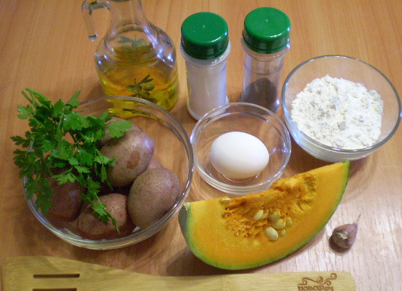 1. Этап. Драники из тыквы: Подготовьте продукты.