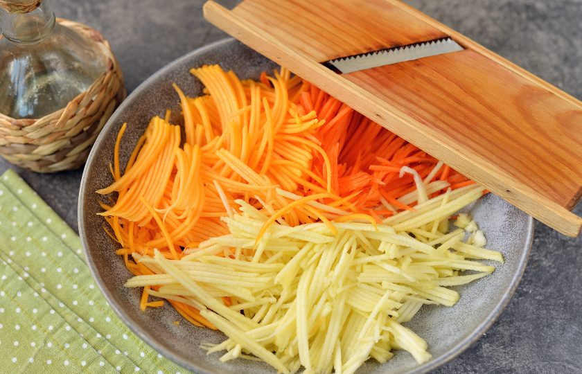 1. Этап. Салат из тыквы для похудения: На специальной терке натрите все ингредиенты тоненькой соломкой, выложите все в глубокую миску.