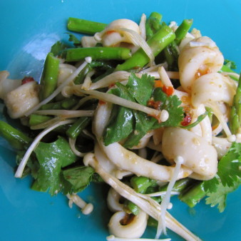 Салат с кальмаром и грибами