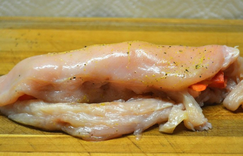 1. Этап. Фаршированный куриный рулет: 3. Заверните куриное филе с начинкой рулетиком.