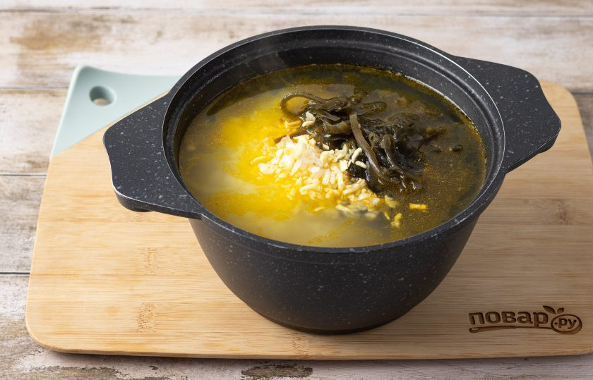 1. Этап. Овощной суп с рисом и морской капустой: Когда картофель сварится, добавьте в кастрюлю морскую капусту, вареный рис и мелко порубленный чеснок. На сильном огне доведите суп до кипения и снимите с плиты. Накройте крышкой и дайте настояться 10 минут.