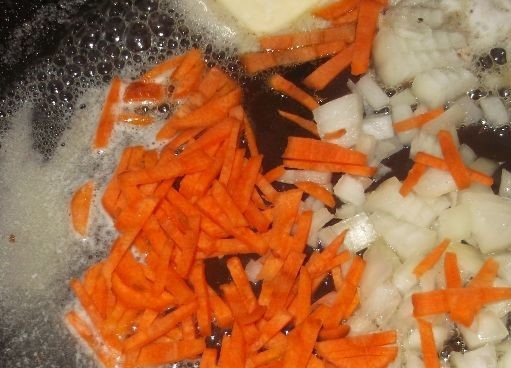 1. Этап. Домашний паштет из куриной печени: 3. Очистите лук от кожуры, мелко его порежьте. Морковь почистите и порежьте кусочками. Положите овощи на сковороду, прожарьте их до готовности на смеси масел.