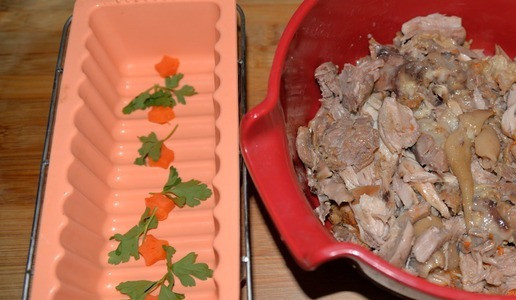 1. Этап. Холодец Три ноги: Отделяем мякоть мяса от костей. Я предпочитаю руками разделять на кусочки, волокна, но можно порезать ножом.