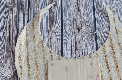 1. Этап. Фрикадельки с овощами и сыром: Второй вариант подачи: на оставшуюся лепешку положить сыр, как на фото.