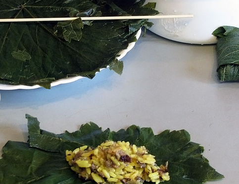 1. Этап. Долма с рисом: Заворачиваем начинку в виноградные листья.