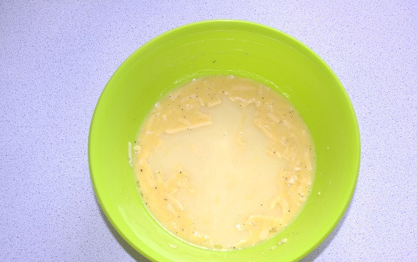 1. Этап. Запеканка из макарон с брокколи: Влейте растопленное и немного охлажденное сливочное масло.