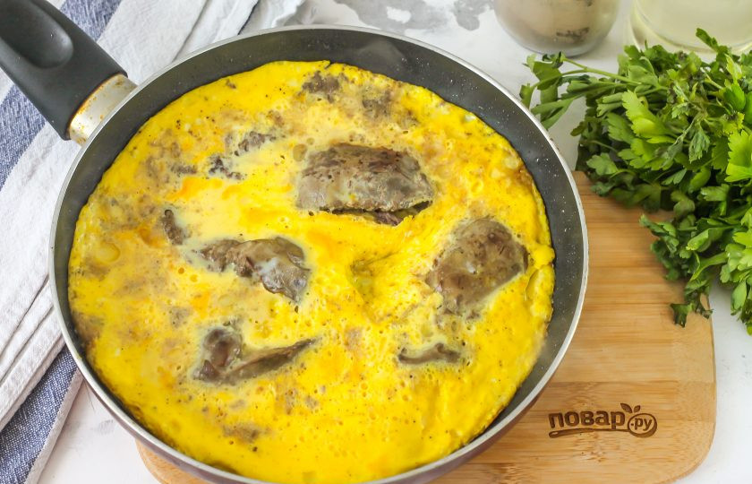 1. Этап. Омлет с печенью: Как только это произойдет, выключите нагрев.