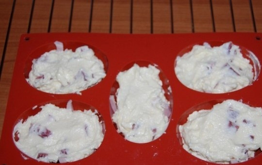 1. Этап. Закуска Пасхальные яйца: 6. Аккуратно выложите ложкой тесто, выровняйте верх.