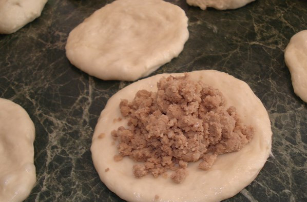 1. Этап. Печеные пирожки: Потом лепим пирожки.