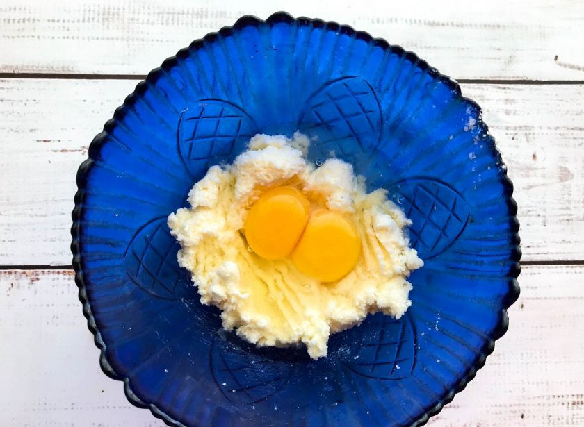 1. Этап. Пирог с ананасами и кокосовой стружкой: Добавьте яйца и перемешайте.