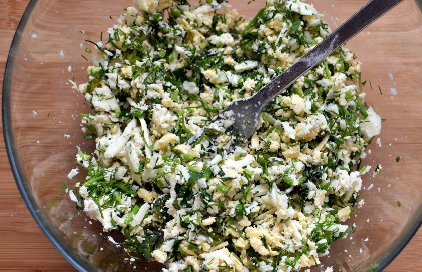 1. Этап. Очень простые сырные лепешки: За это время натрите сыр для начинки. Смело берите 2-3-4 вида – будет только вкуснее! Я брала голландский, адыгейский, немного гауды и плавленую фетаксу. Добавьте в сыр рубленую зелень. Зелень тоже берите по вкусу, главное — хорошо просушите перед нарезкой. Я брала укроп, зеленый лук, немного петрушки и мяты. Хорошо перемешайте, начинка готова.