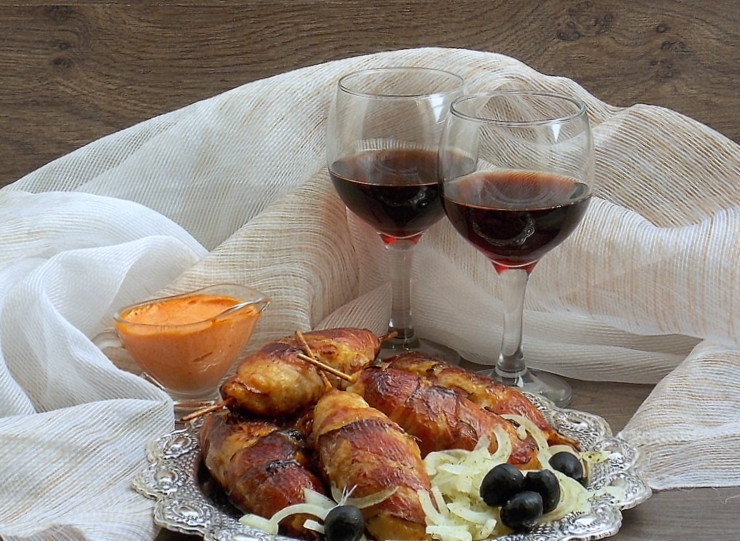 1. Этап. Куриные кебабы в беконе: Сразу подавайте.