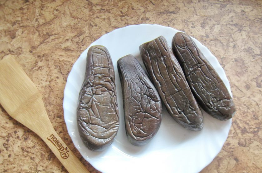 1. Этап. Квашеные фаршированные баклажаны: Переложите баклажаны на тарелку.