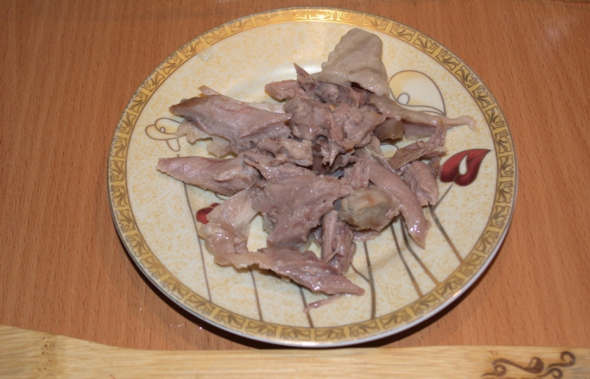 1. Этап. Салат Завтрак туриста: Отварное мясо нарезаем кубиками.