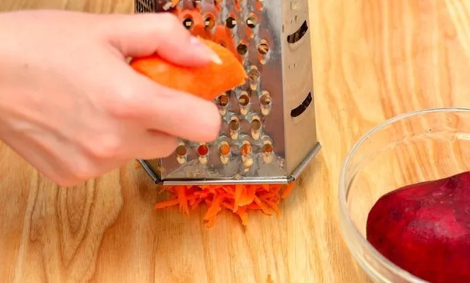 1. Этап. Салат со свеклой: 3. Свеклу разрезаю на половинки, затем также измельчаю на терке, за ней натираю морковь.