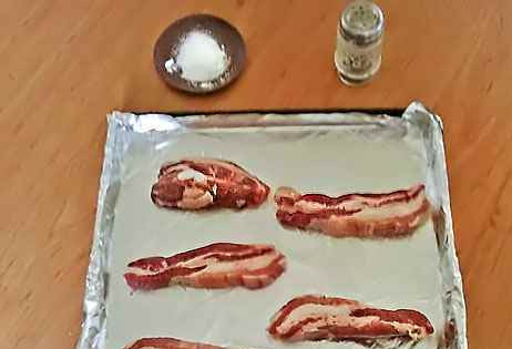 1. Этап. Свинина, запеченная с сыром: 1. Итак, кусочки свинины при необходимости чуть отбиваем, натираем специями, выкладываем на противень с фольгой или пекарской бумагой, и отправим в раскаленную духовку.