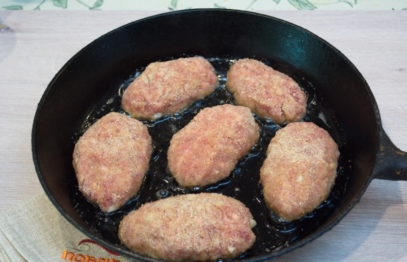 1. Этап. Котлеты под соусом Бешамель: Из полученного фарша сформируйте котлеты. Разогрейте сковороду, обжарьте на ней котлеты с двух сторон. Котлеты могут быть недожарены. Мы будем запекать их в духовке, там все хорошо и пропечется. На этапе обжарки котлет нам необходимо добиться румяности.