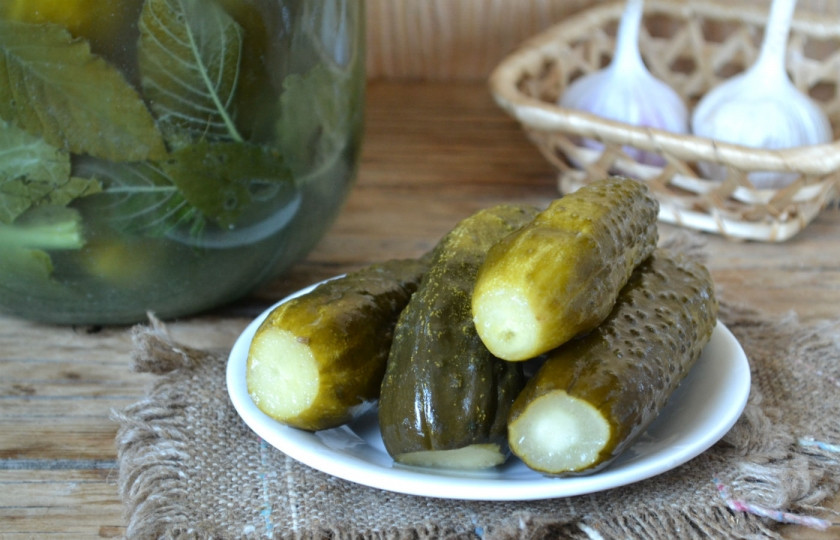 1. Этап. Кислые огурчики на зиму: Вскипятите воду и залейте ею огурцы. Закатайте банку металлической крышкой и оставьте при комнатной температуре на 3 дня. По истечении этого времени огурцы будут готовы и будут выглядеть вот так, их можно будет употреблять. Кушайте с удовольствием.