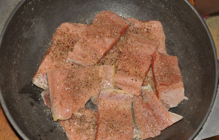 1. Этап. Рыба с брокколи: Выложите филе на сковороду, посолите и поперчите.