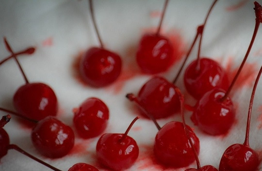 1. Этап. Капкейки Красный бархат на кефире: 9. Обсушите параллельно вишенки.