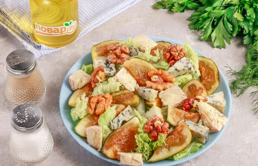 1. Этап. Салат с инжиром и сыром с плесенью: Добавьте ядра грецких орехов, выложите цветочный мед. Мед желательно использовать не гречишный, он горький на вкус.