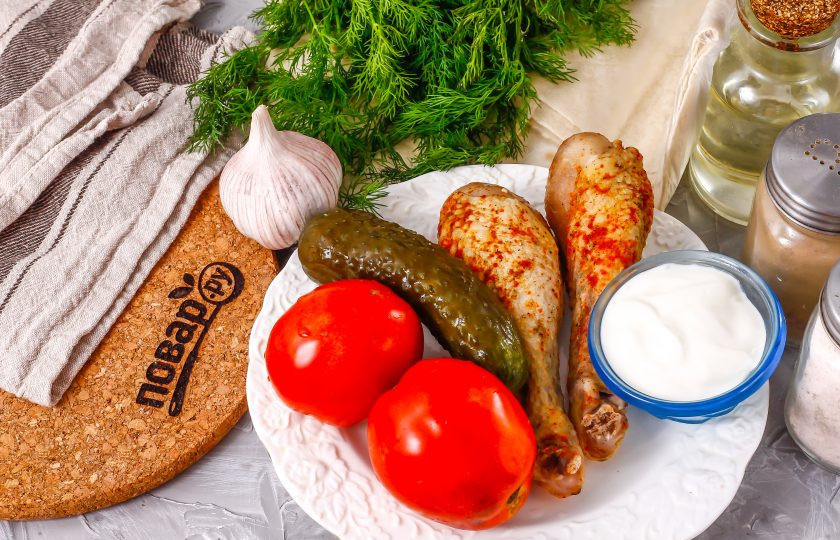 1. Этап. Азербайджанская шаурма: Подготовьте указанные ингредиенты. Заранее обжарьте куриные голени или бедра с добавлением пряных специй. Куриное филе лучше не использовать — оно слишком суховато на вкус.