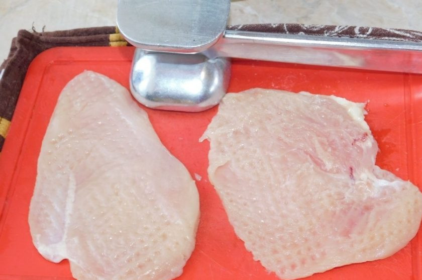 1. Этап. Куриный шницель с соусом: Каждое куриное филе разрежьте аккуратно внутри поперек на 2 части. Каждую часть немного отбейте.